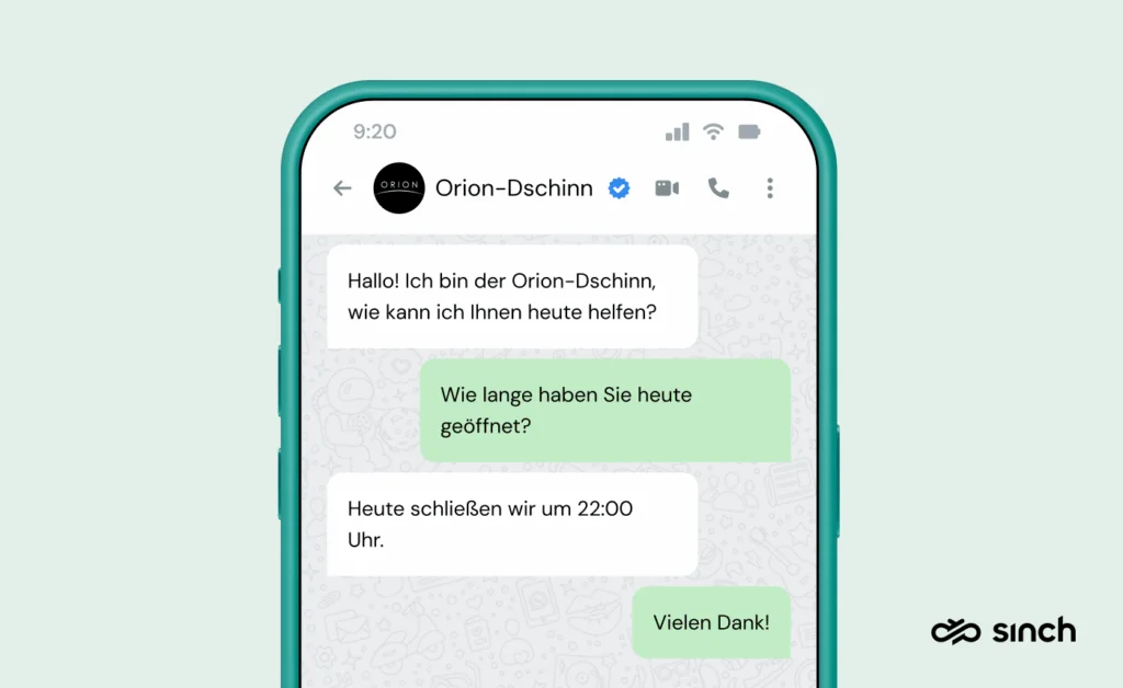 Smartphone-Bildschirm, der einen Chat mit dem Bot Orion Genie zeigt, welcher die Frage eines Nutzers zu den Öffnungszeiten beantwortet