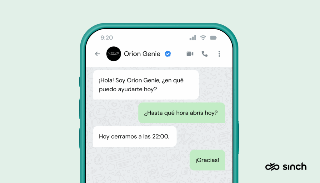 Pantalla de smartphone que muestra un chat con el bot Orion Genie respondiendo a la pregunta de un usuario sobre el horario de apertura