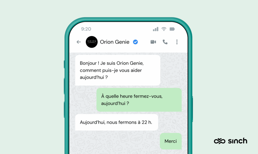 Écran de smartphone montrant un chat avec le bot Orion Genie répondant à la question d'un utilisateur sur les heures d'ouverture