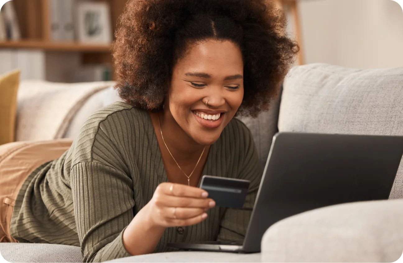 Illustration eines Mädchens auf einem Mobiltelefon mit Daumen hoch und Kartensymbol